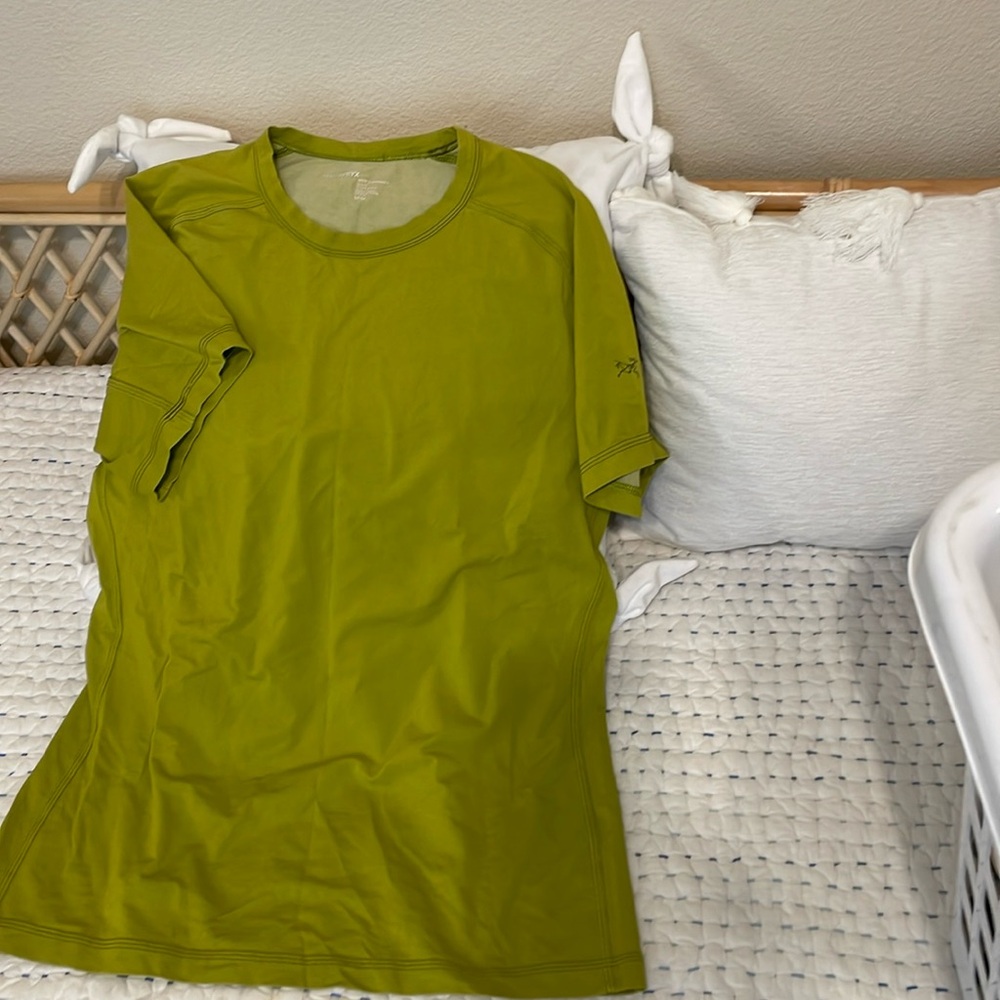 Arcteryx Men’s Medium shirt. EUC
